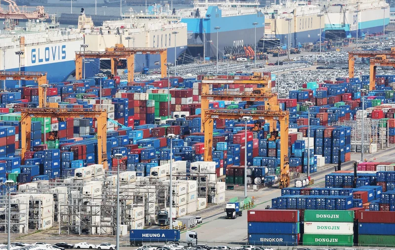 Korea posts record-high current account surplus again in June on strong chip exports