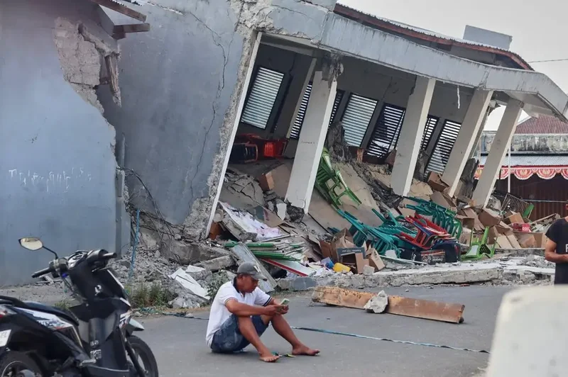 Thousands awaiting aid in Indonesia after earthquake kills 68