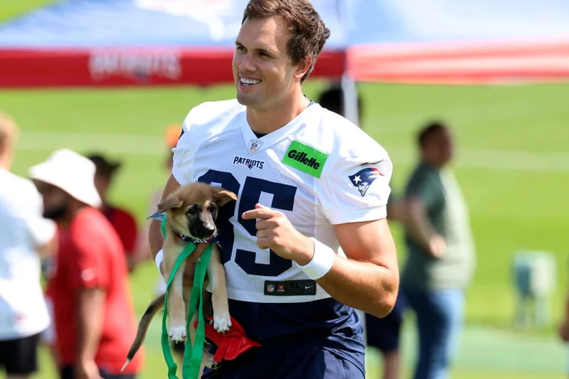 Hunter Henry ends limbo, signing a 2-year extension with Patriots through 2027