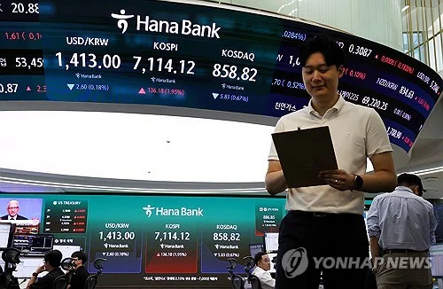 Seoul shares trim earlier gains late Tue. morning as investors lock in gains