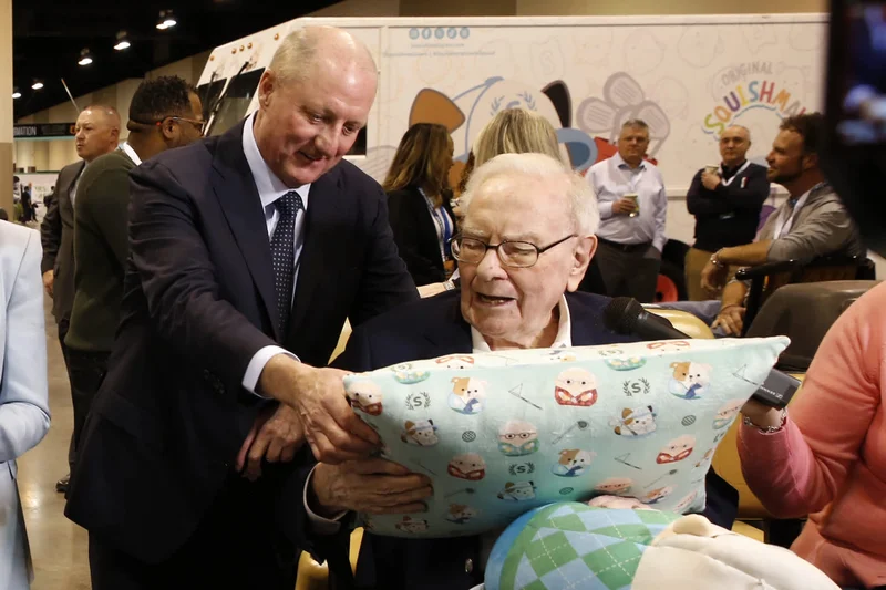 Warren Buffett Watch: It's Buffett, not Abel, who appears to be calling the shots on stocks