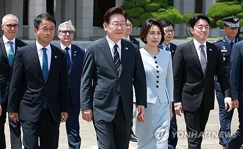Lee arrives in Frankfurt for meeting with members of Korean community