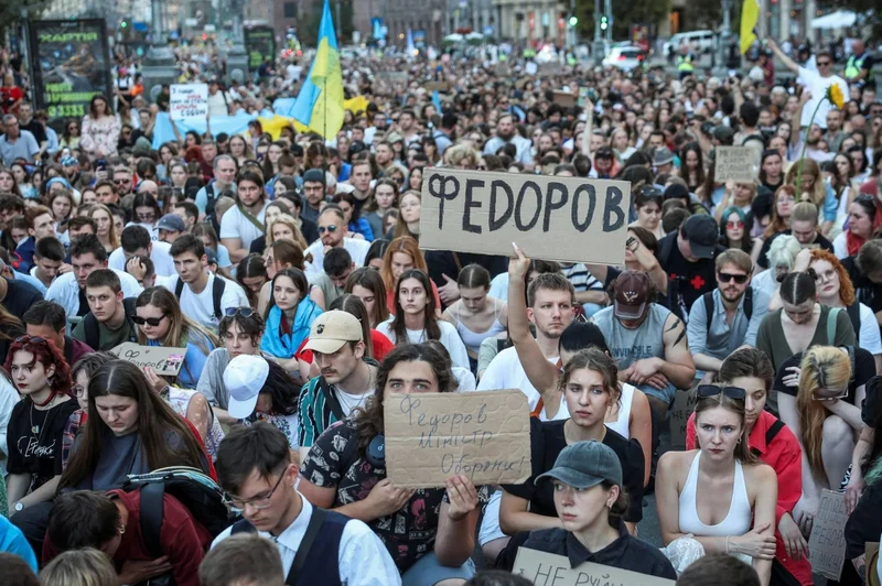 Thousands take to Kyiv’s main street, firm on calls for defense minister’s return
