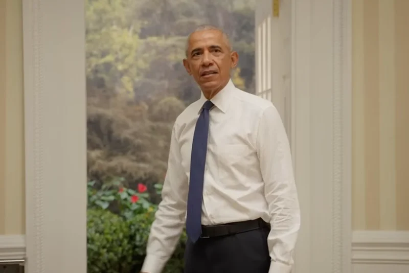 Obama mocks Trump’s tacky Oval Office sign in new video