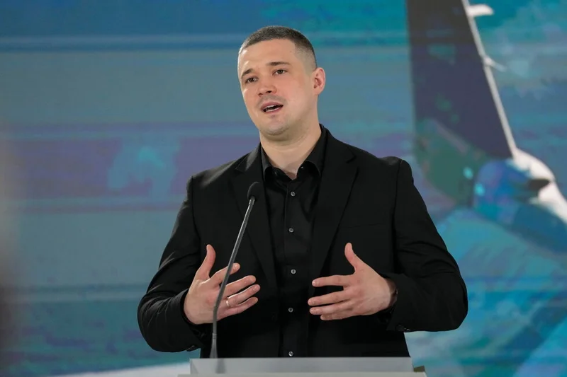 Ousted Ukraine defense minister urges wartime elections, warning of a governance crisis