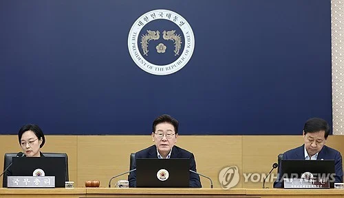 Lee calls for strategic investment in future industries to secure global leadership
