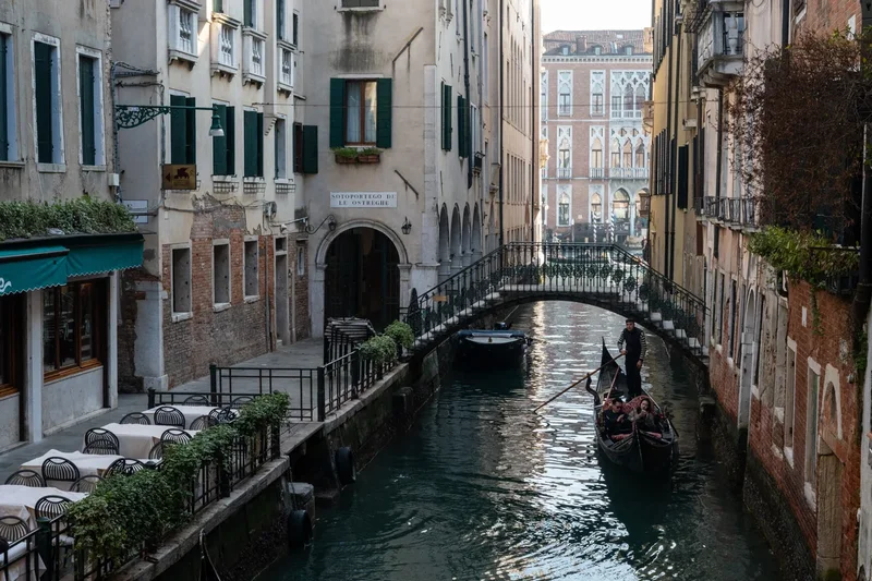 American couple unknowingly break Italian law in Venice as locals give them puzzling looks