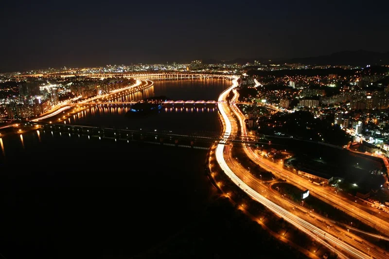 Seoul invites residents to stroll under the stars along Han River
