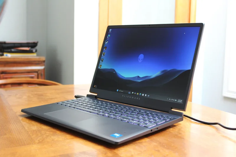 Alienware 15 Gaming Laptop Review: Hedging Its Bets
