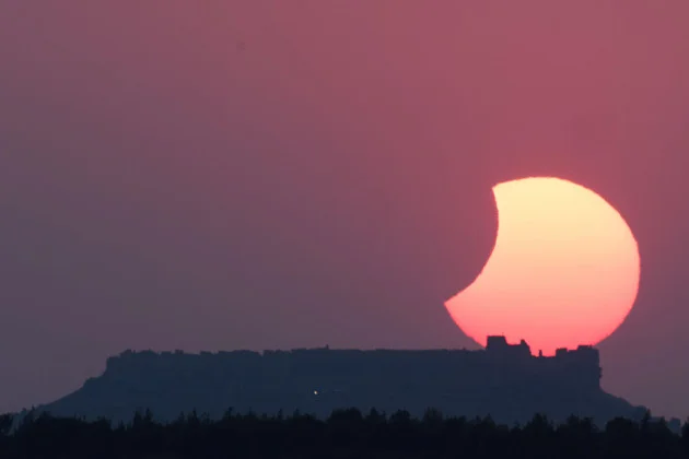 Here are 11 amazing photos of the solar eclipse (and people watching it)
