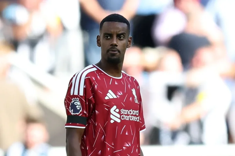 Alexander Isak relentlessly jeered on Newcastle return with Liverpool