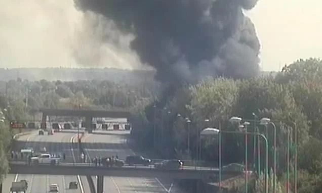 M25 closed as industrial estate fire rages next to motorway amid fears of 'explosion'