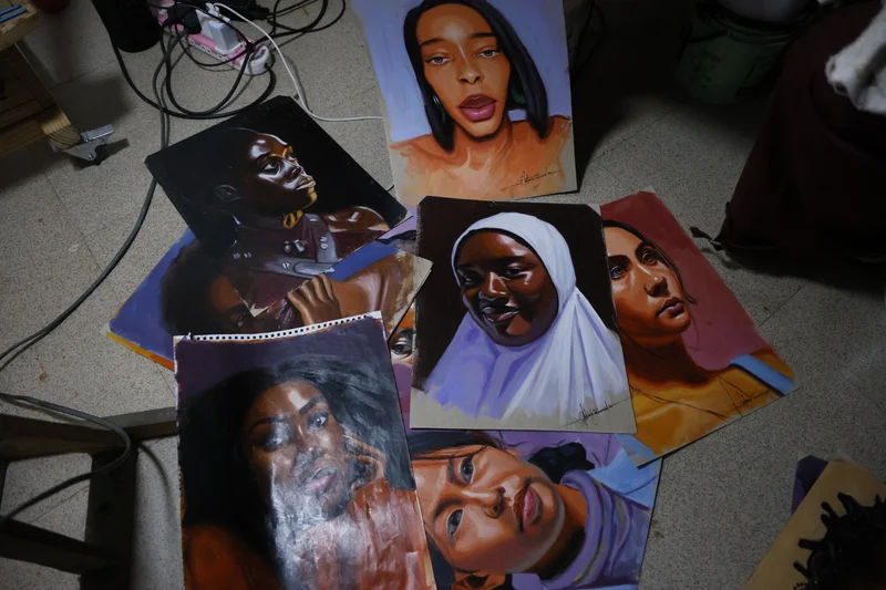 Nigerian artist turns humble clay into striking portraits