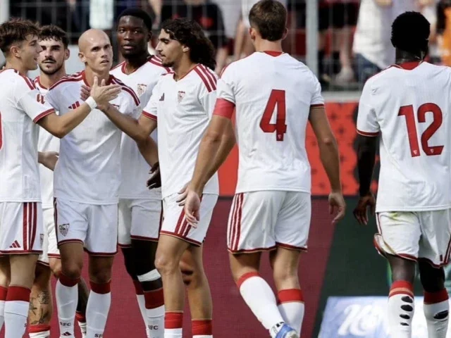 Sevilla rally, Alaves cruise in La Liga opener