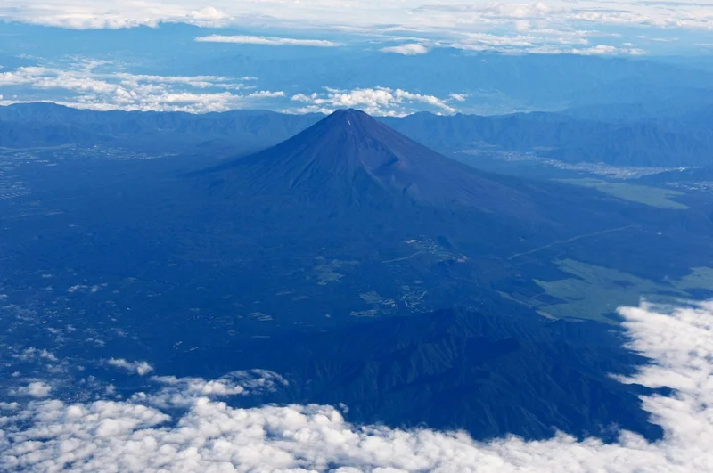 Japan dad ditches 7-year-old for hours to climb Mount Fuji