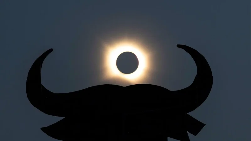 Solar eclipse turns day to night in Spain, wows crowds across Europe