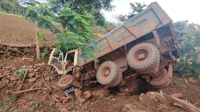 Two pedestrians killed after tipper lorry rams them in Ballari district