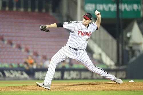 New Twins pitcher Kennedy pumped to play before big crowds in KBO