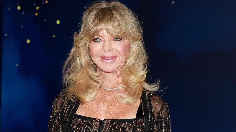 Goldie Hawn dances in her bathing suit during European family vacation