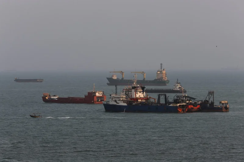 Iran, Oman home in on Hormuz Strait deal as ship attacks mount