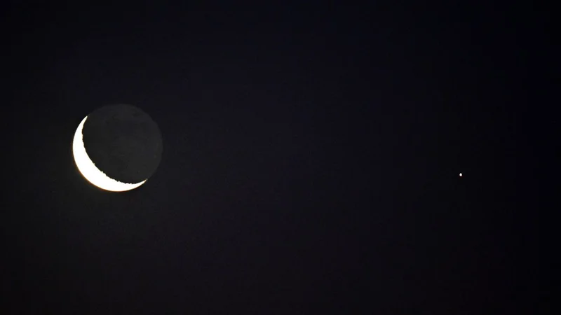 Don't miss the crescent moon shine close to the red light of Mars before dawn on Aug. 9