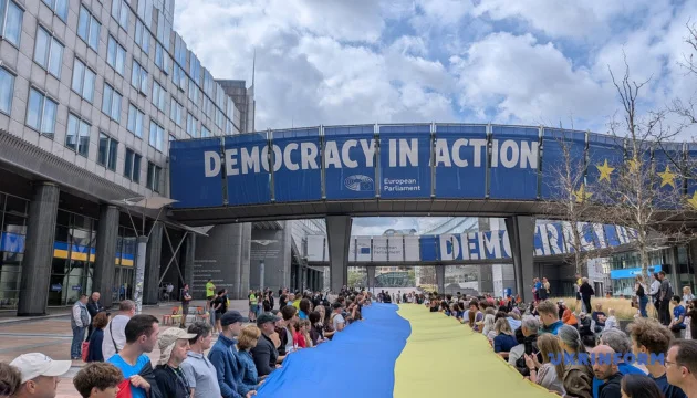 30-meter Ukrainian flag unfurled in front of European Parliament