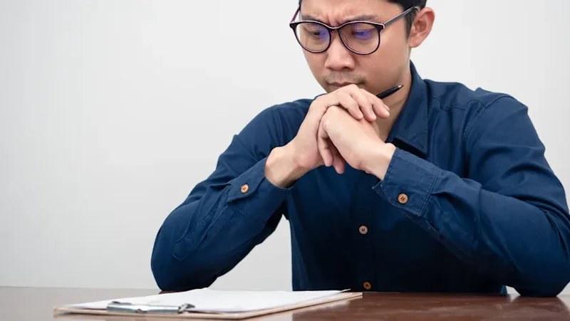 Quit your job, then serve 6 months' notice? What to check before signing a contract
