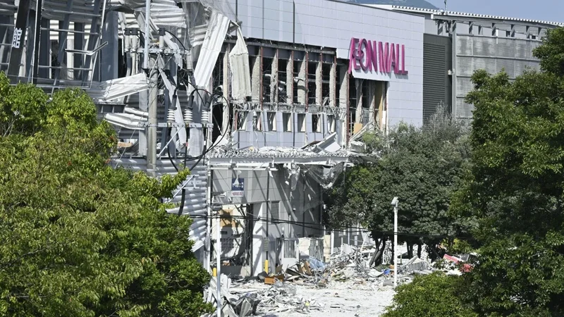 2 Japan quake victims ordered back into Aeon Mall store to secure cash