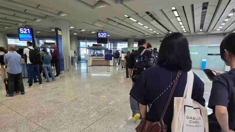 Passengers all at sea as Hong Kong airport’s  Terminal 2 train breaks down