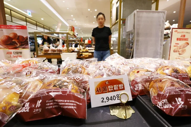 8,150 loaves of Seoul bread go to low-income residents ahead of Liberation Day