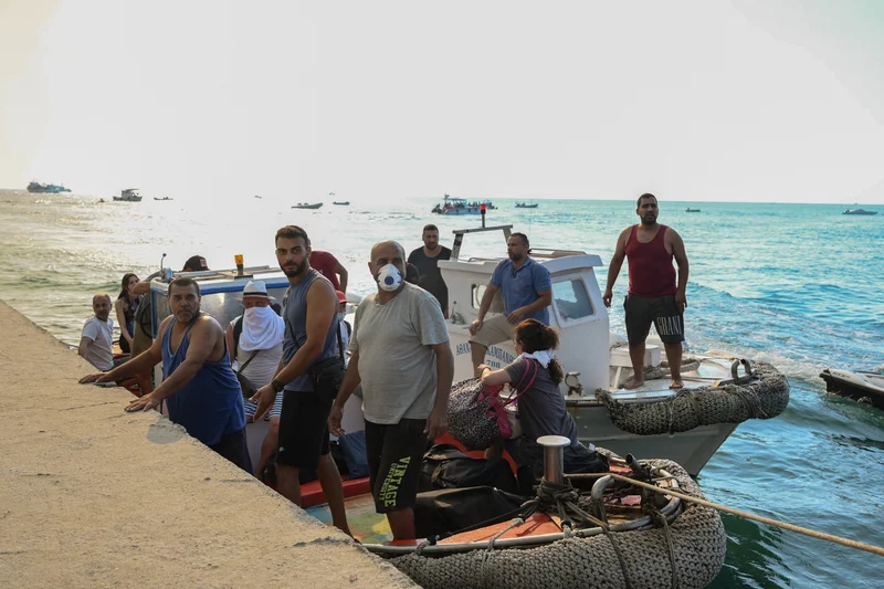 Hundreds of tourists evacuated as forest fire threatens Greek beaches