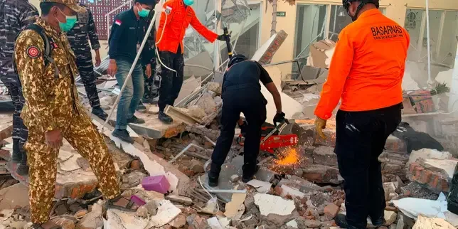 Powerful 7.7 earthquake off Indonesia sparks mass evacuations