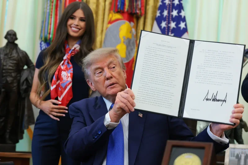 ‘Bobble head’ woman behind Trump during vaccine announcement becomes internet’s newest obsession