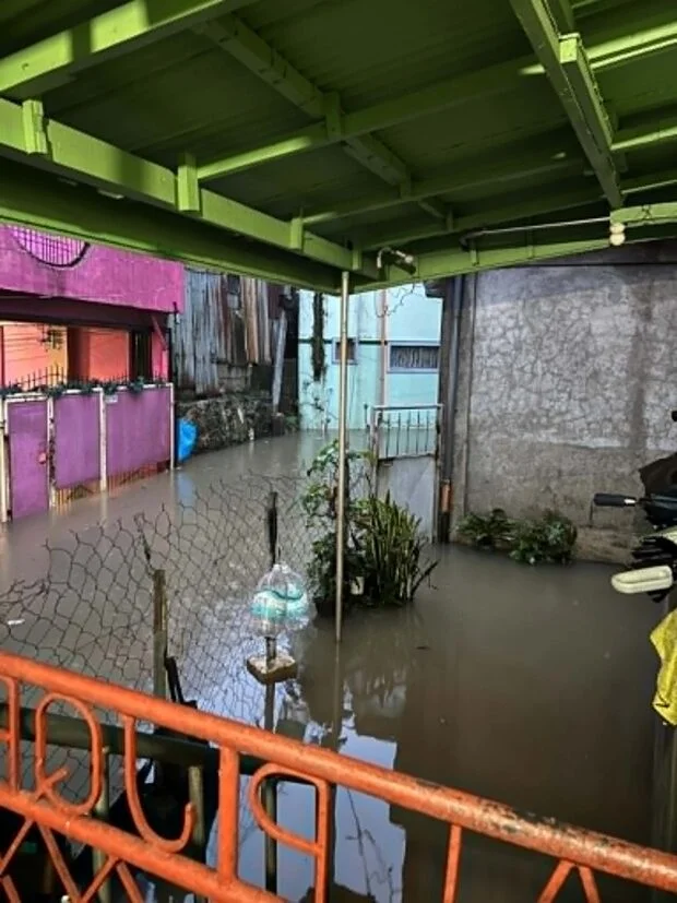 Rising floodwaters inundate houses in Benguet