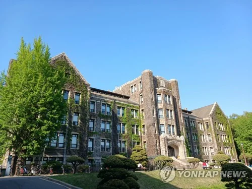 Police tracking down man for sexual harassment near Seoul university