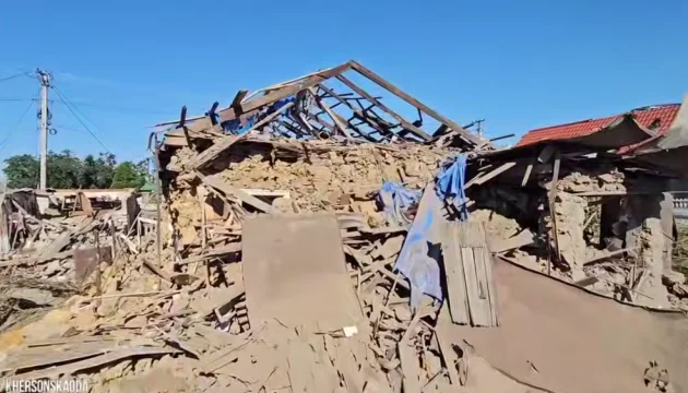 Russian airstrike on Kherson kills one woman and leaves several others injured