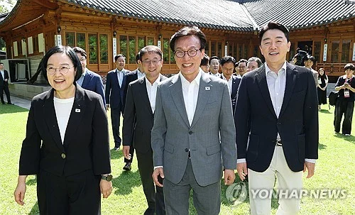 Gov't, ruling party discuss housing policy at high-level meeting