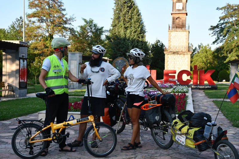 Couple pedals through Türkiye to spotlight Mongolia pollution
