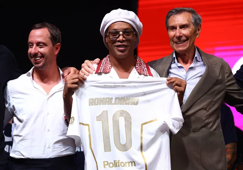 Ronaldinho making comeback to try to score '300th goal'