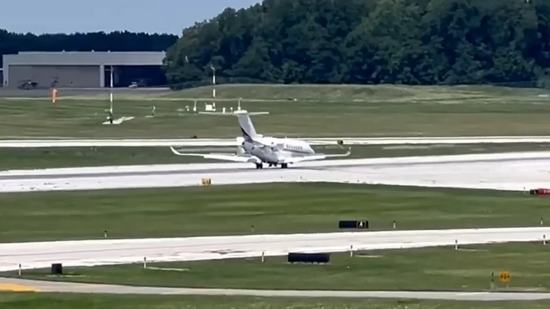 US pilot lands jet without front wheels after landing gear failure