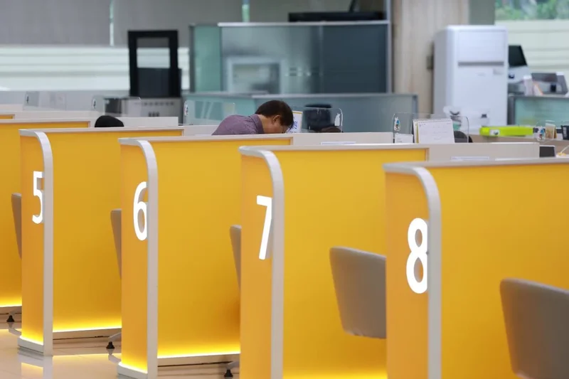 Banks get creative with deposit products as market volatility sends stock investors back to savings
