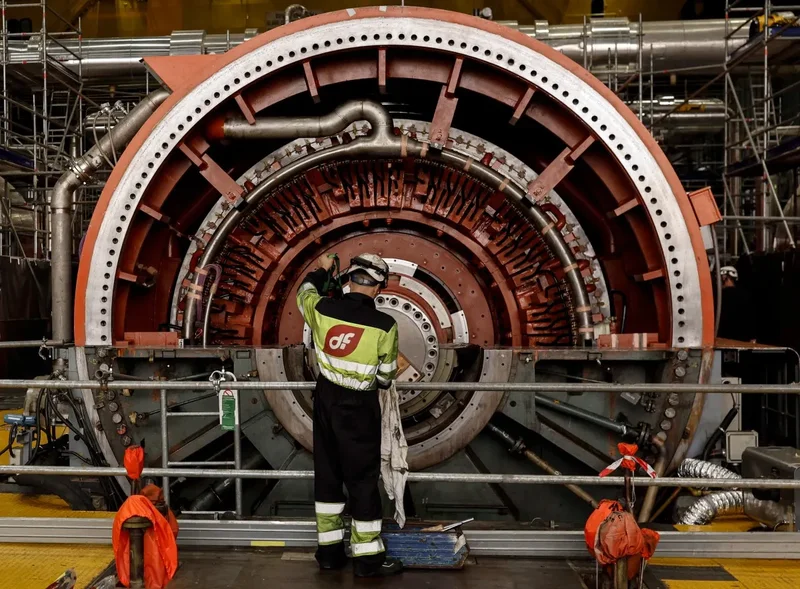 Spain extends largest nuclear plant in policy U-turn