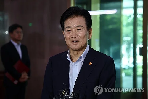 Unification minister defends N. Korea policy after Lee's call for caution