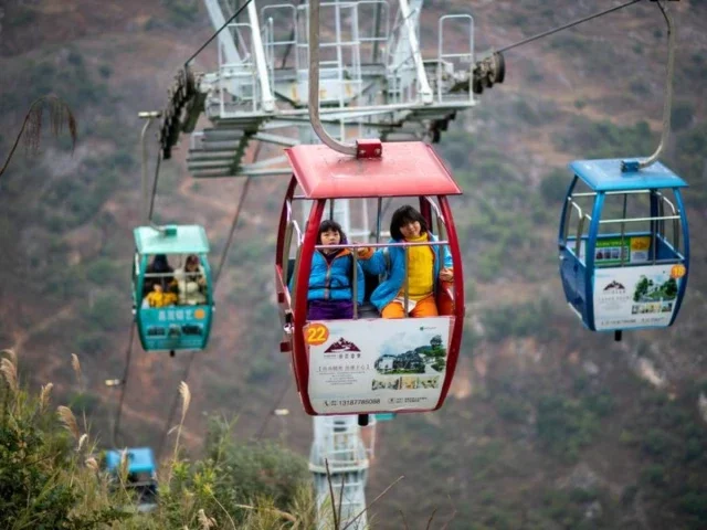 2.5 hours saved! Cliff elevator becomes students' "cloud shuttle"