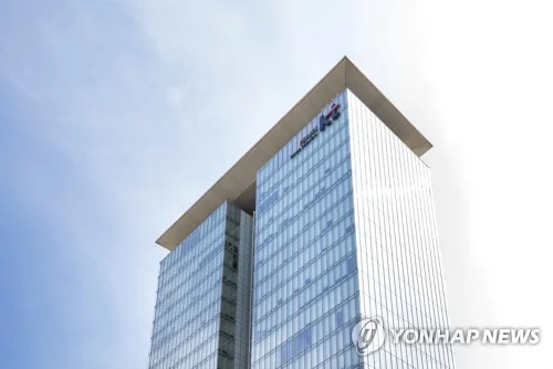 (LEAD) KT Q2 net profit sharply down due to data breach fines