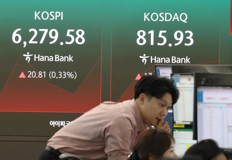 Seoul shares pare gains late Monday morning on foreign selling