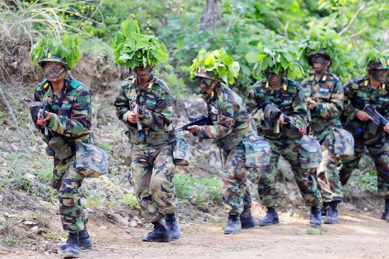 6 in 10 Koreans back mandatory military service for women