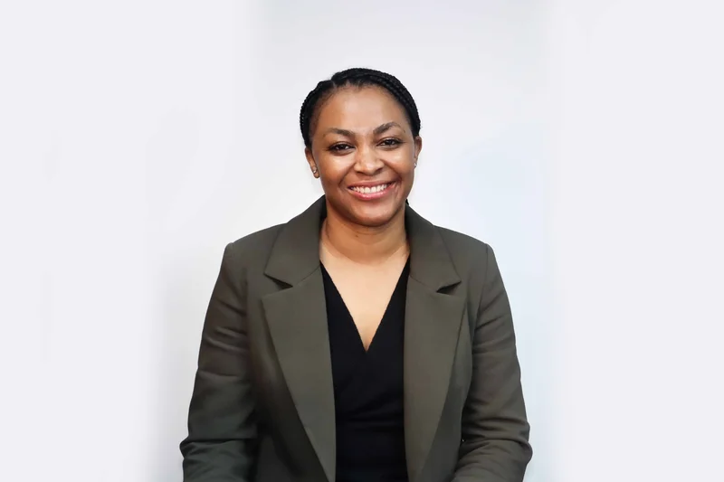 Dr Shelly Mona