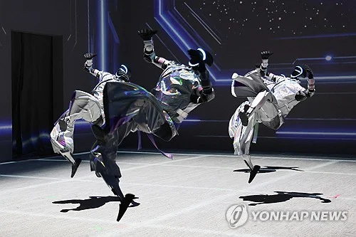 (LEAD) Galaxy Corp. opens Seoul robot park featuring K-pop performances
