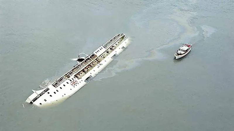 Typhoon Rose capsizes ferry in Hong Kong, killing 88 – SCMP archive